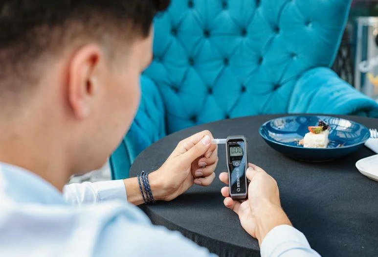 Najważniejsze cechy alkomatu elektrochemicznego BACSCAN F-30 kalibracja 24 MC: