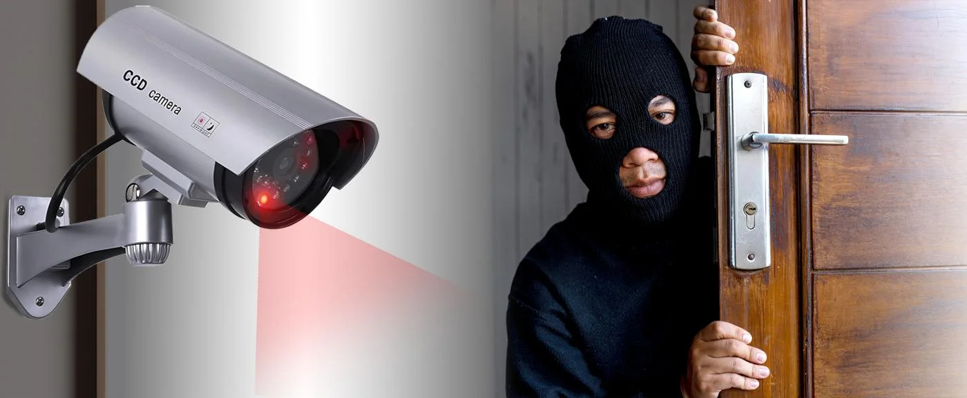 Srebrna atrapa kamery tubowej AT-1B-S - skutecznie odstraszaj złodziei bez ponoszenia kosztów!