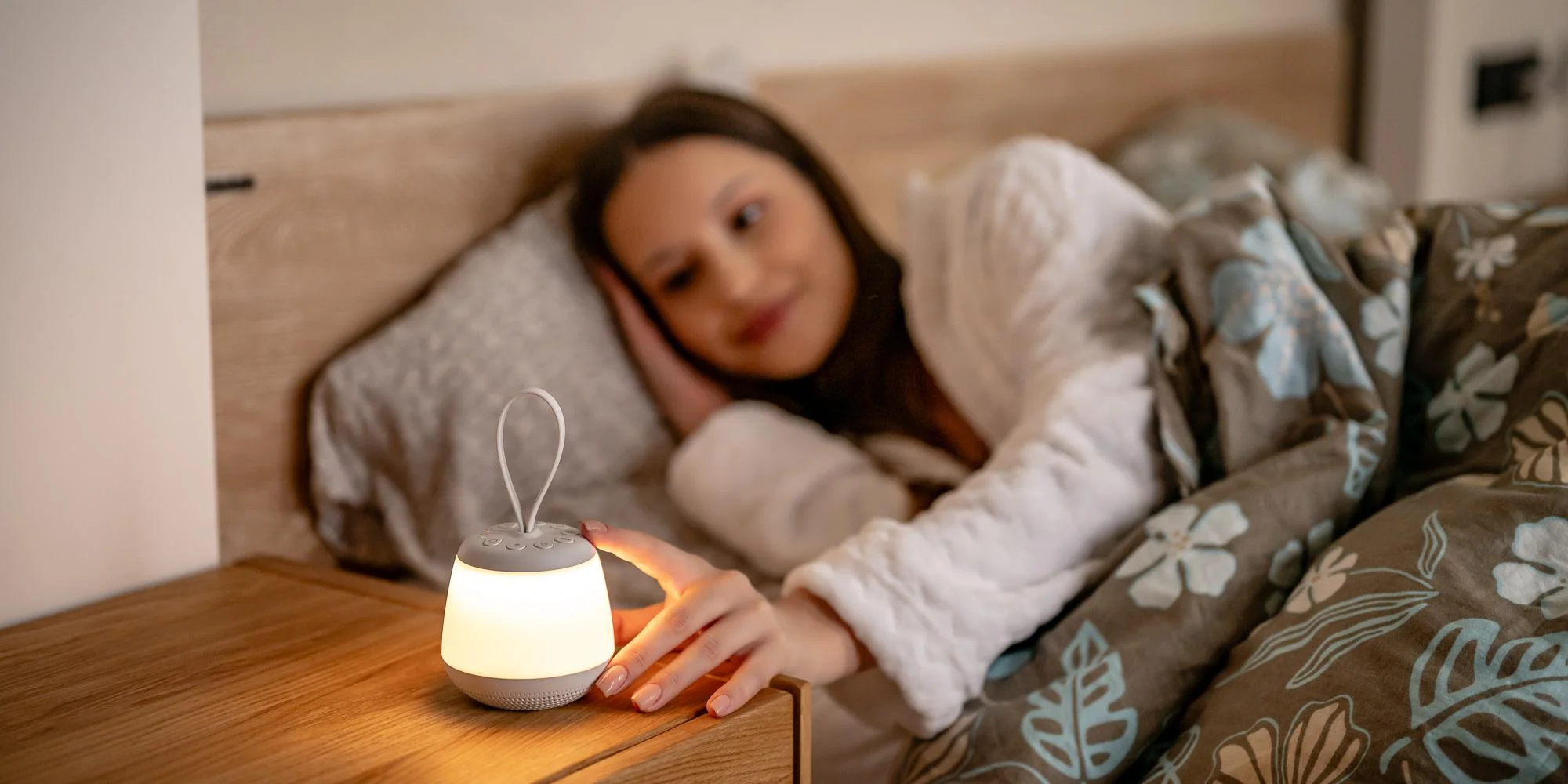 Lampka nocna LED Newell SeleneDream z funkcją białego szumu