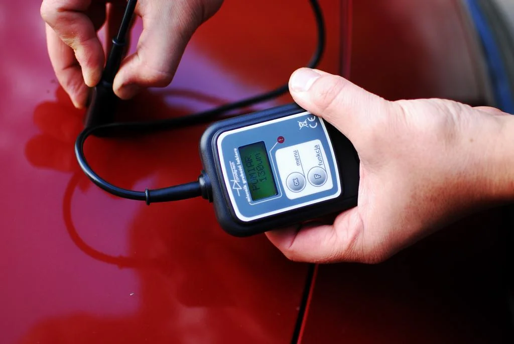 OPIS I CHARAKTERYSTYKA MIERNIKA GRUBOŚCI LAKIERU: