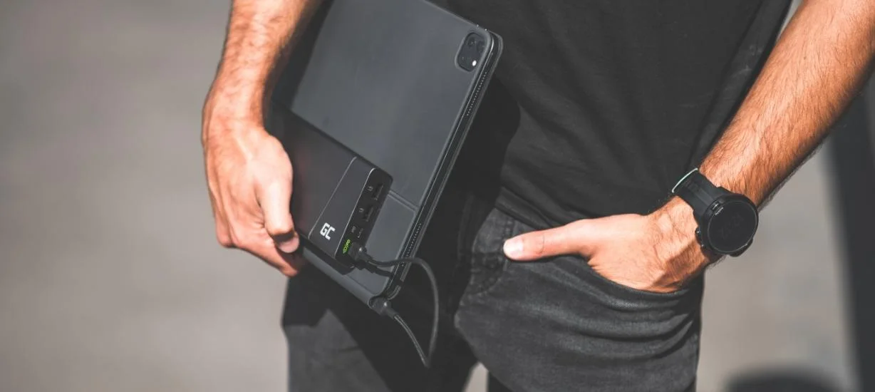 Stuknij w niedo dwa razy, żeby sprawdzić ile energii zostało Twojemu powerbankowi PowerPlay Ultra 26800mAh!