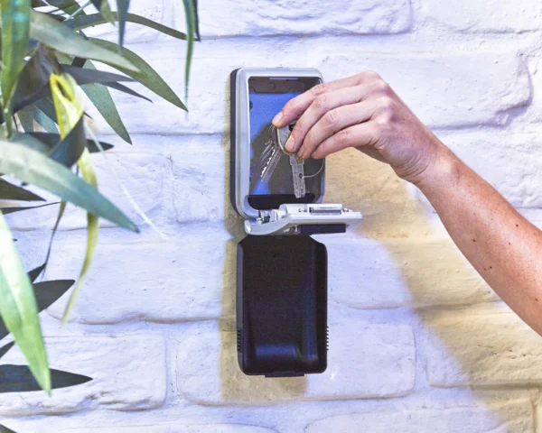 skrytka na klucze z szyfrem podswietlona master lock 5425eur 3a862b0907e54676a260a8a78127a36e