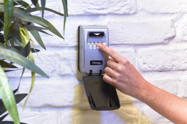 skrytka na klucze z szyfrem podswietlona master lock 5425eur b66315074c324854b38a29fce7ec9331