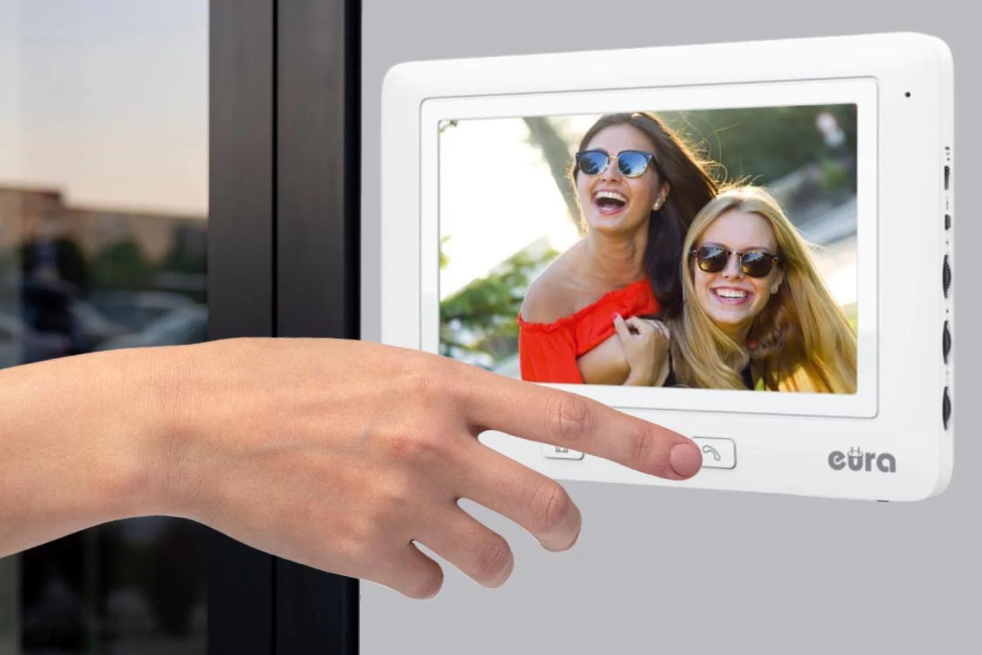 Wybierz wideodomofon EURA VDP-45A3 "ALPHA" z monitorem VDA-45A3 7" i zapewnij sobie najlepszą możliwą jakość obrazu!