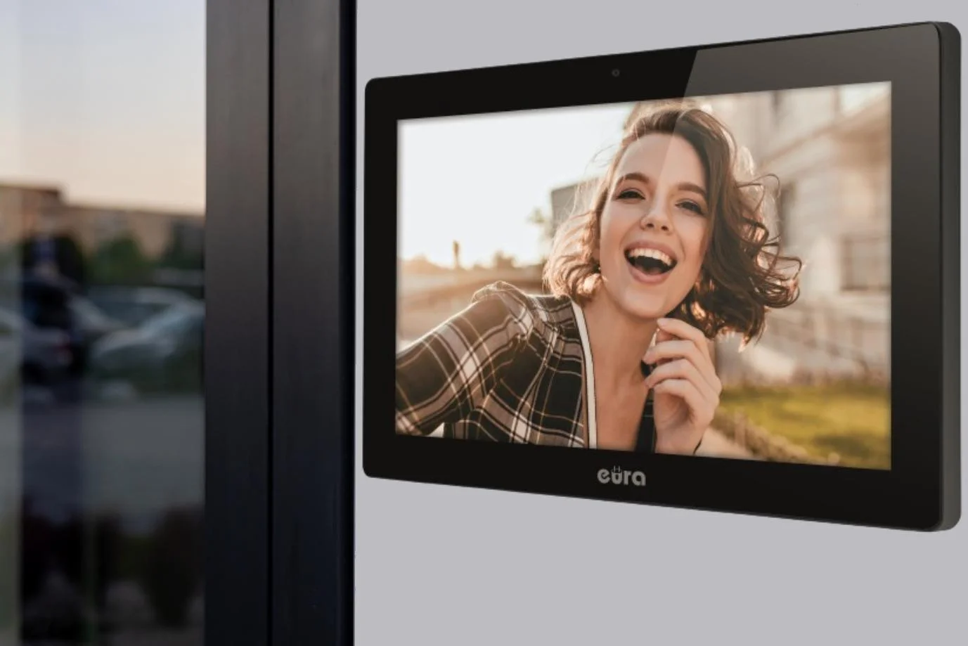 Czarny monitor wideodomofonowy Eura VDA-86A3 z 10" dotykowym ekranem - zapisuj obrazy, rejestruj filmy, ciesz się sygnałem wideo w technologii AHD