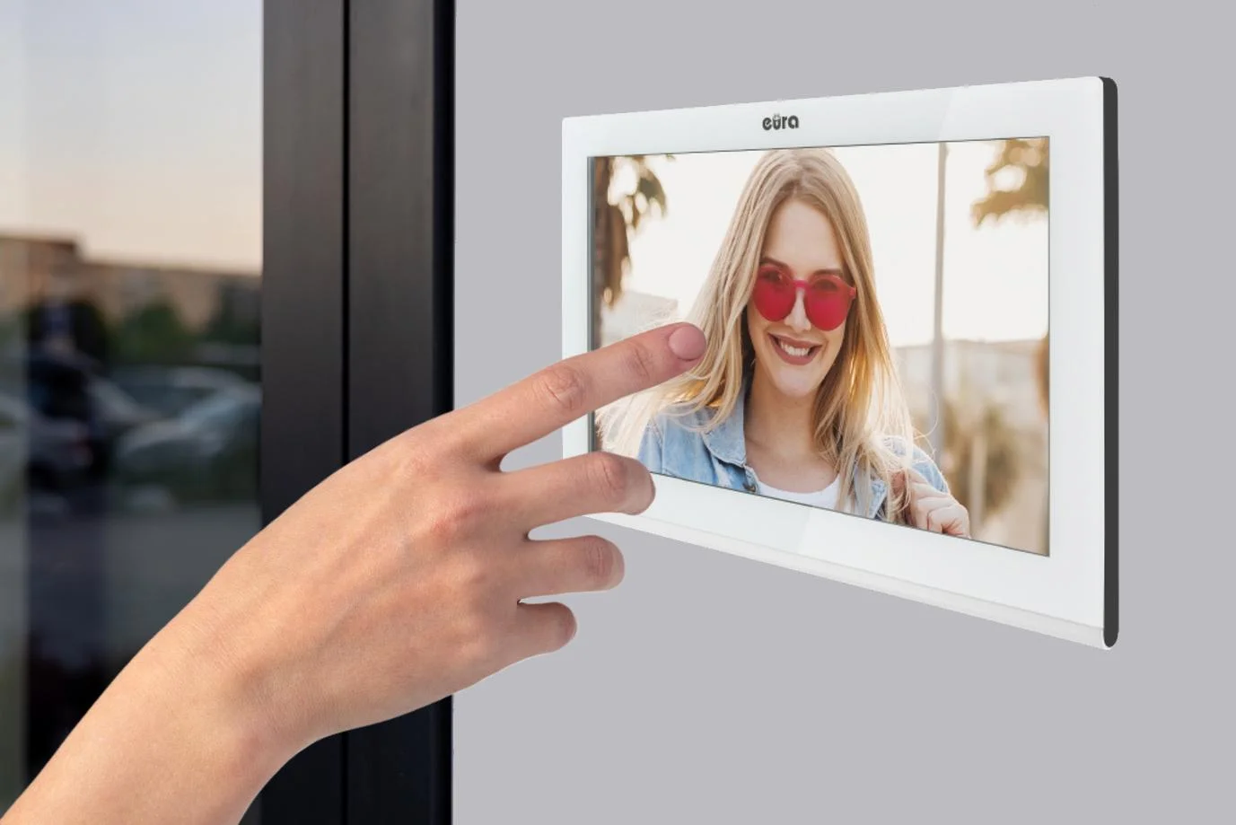 Wybierz wideodomofon EURA VDP-99C5 z monitorem VDA-10C5 Wi-Fi 10" i zapewnij sobie najlepszą możliwą jakość obrazu!