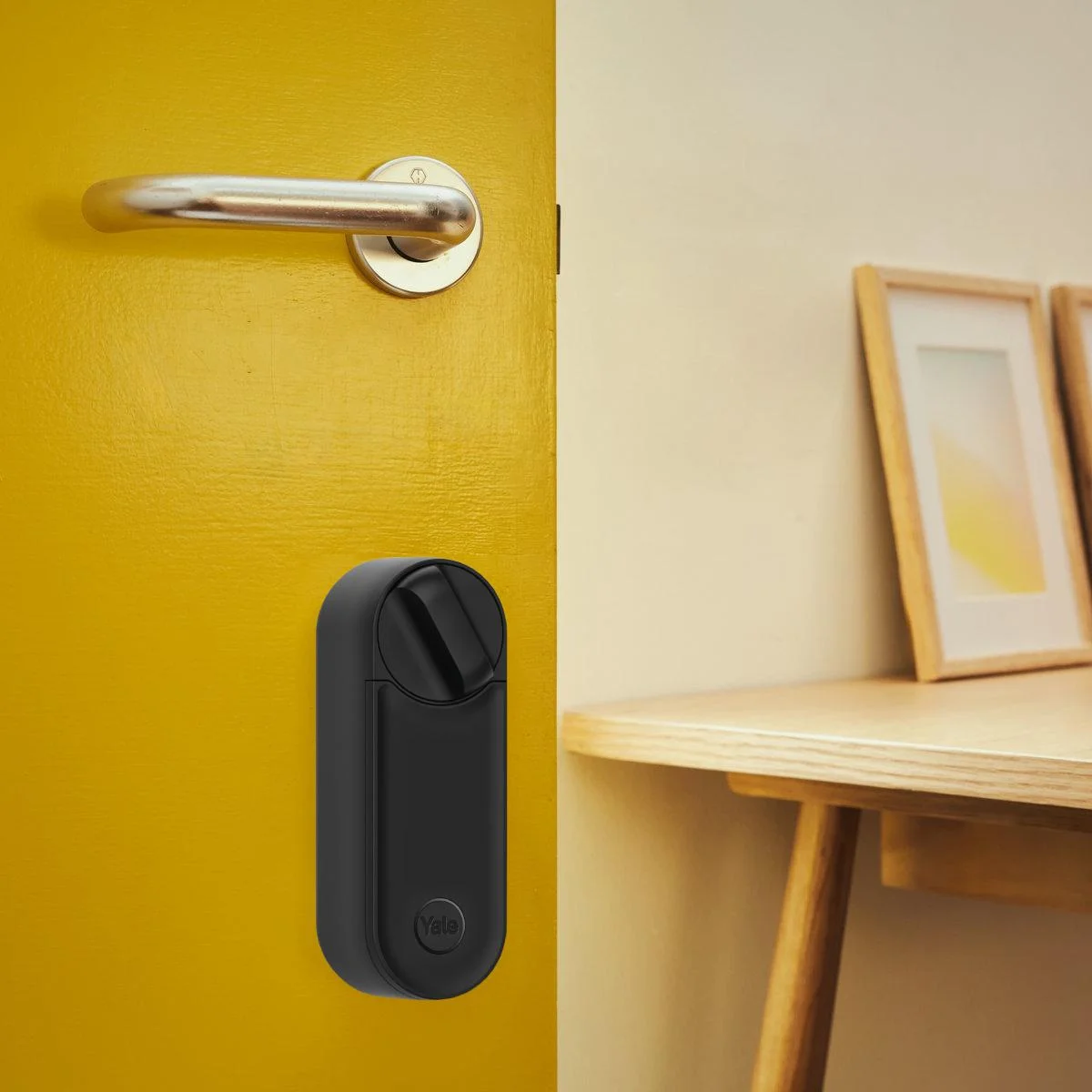 Inteligentny zamek Yale Linus® Smart Lock L2 - minimalistyczny design i elegancja, którą dopasujesz do każdych drzwi