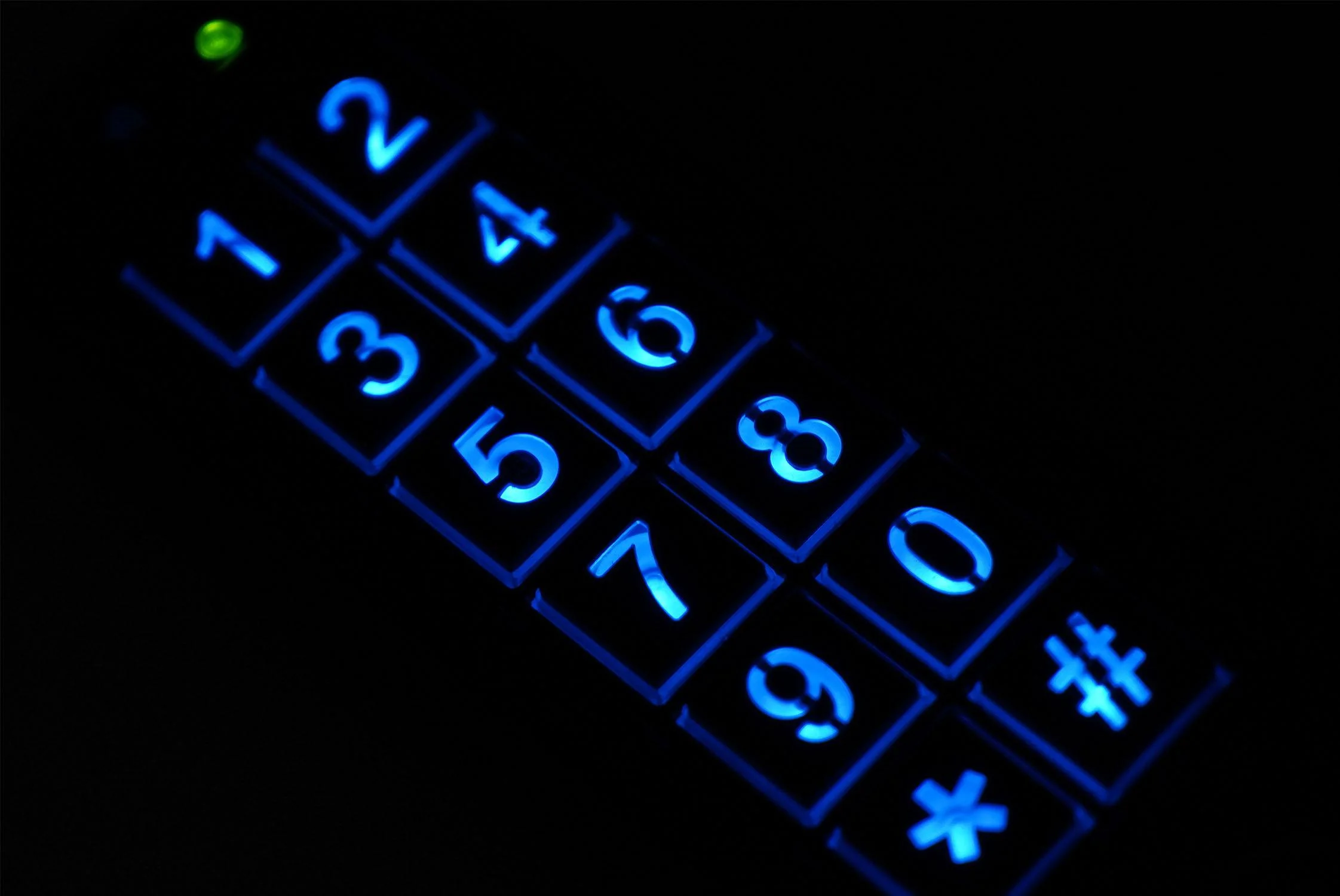 Szyfrator z czytnikiem zbliżeniowym – nowoczesne rozwiązanie do zabezpieczania drzwi