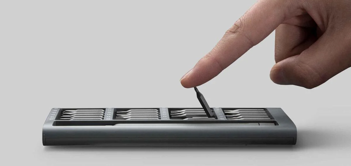 Zestaw wkrętaków precyzyjnych Xiaomi Mi Precision Screwdriver Kit 24-in-1 - pojemnik do przechowywania wyposażony w innowacyjny mechanizm zwalniający push-to-release