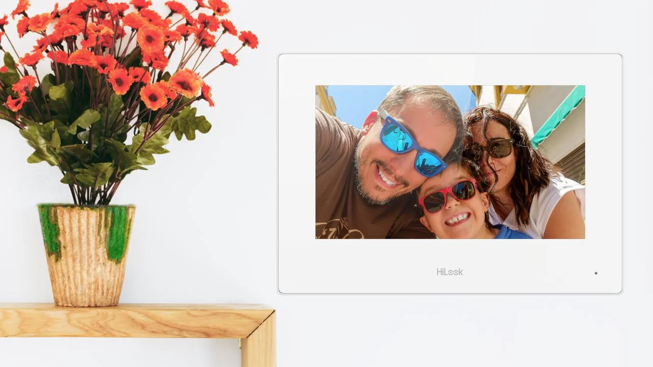 Dotykowy monitor 7" LCD HiLook by HikVision IP-VIS-SLIM-W - serce nowoczesnego zestawu wideodomofonowego HiLook